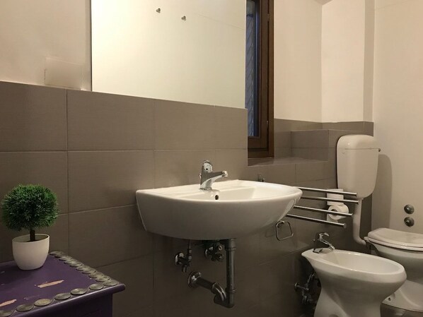 Bathroom - Alfani 1P (Florence)