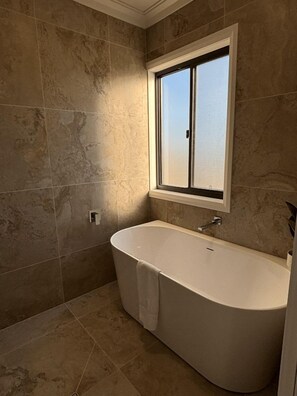 Bathroom - Wagga Central Comfort 4 (Wagga Wagga)