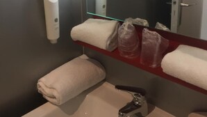 Bathroom - Enzo Hotels Trappes by Kyriad Direct (Trappes)