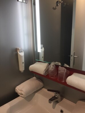 Bathroom - Enzo Hotels Trappes by Kyriad Direct (Trappes)