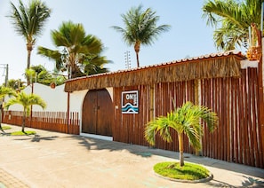 Un bâtiment doté d’une façade en bois, d’une grande entrée en arc de cercle et d’une enseigne sur laquelle on peut lire « ONE VIBE ».