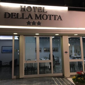 Outdoor dining - Hotel Della Motta (Bellaria-Igea Marina)