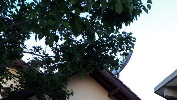 Um pequeno edifício com uma placa que diz 'Villa de Chuno' e uma porta com uma placa acima.