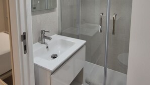 Quarto casal ou duplo superior, vista para a cidade | Banheiro