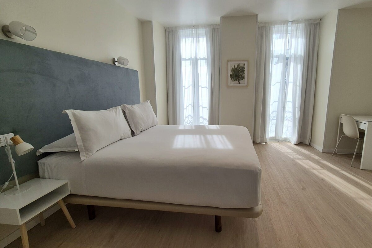 Standard Triple Room, City View | Meja, Wi-fi percuma 