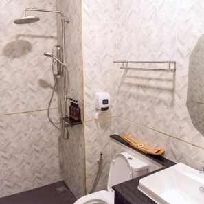 A bathroom with a shower, toilet, and sink. - Worachat Boutique Hotel (Wang Thong)