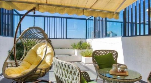 Outdoor dining - Vienna Hotel (Kunming)