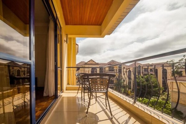 Outdoor dining - Kengen RBS Gardens Apartments (Nairobi)