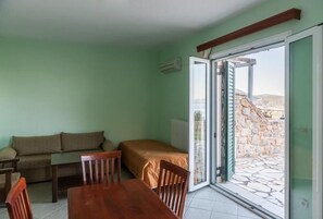 Living area - Epidavros Seascape Apartments (Epidaurus)