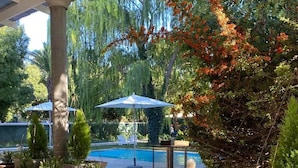 Outdoor dining - The Hanover Luxury Hotel (Emthanjeni)