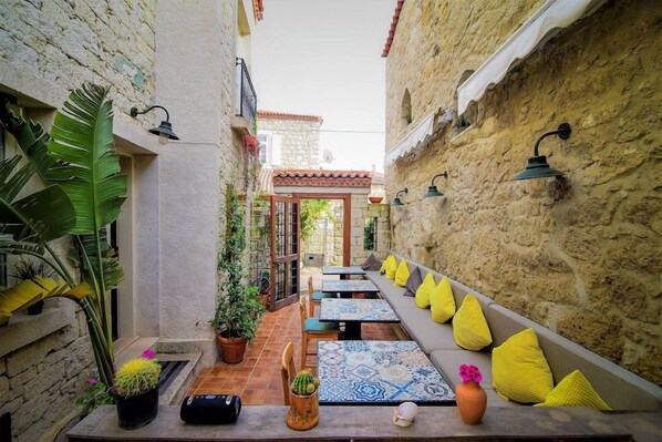 Outdoor dining - Micel Alacati (Çeşme)