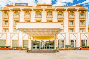 Um edifício de vários andares com uma placa que diz 'ClubMahindra Jaipur'.