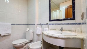 Bathroom - Hotel H28 Camas (Camas)