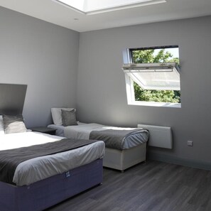 Room - Roshni Hotel (Southall)