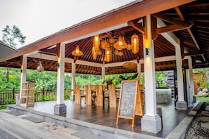 Outdoor dining - Taman Swarga Villa Resort & Spa (Sidemen)