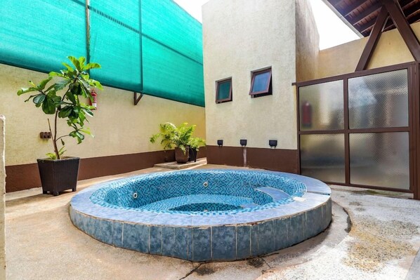 Outdoor spa tub - Light Villas (Nairobi)