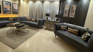 Living area - Shelton Boulevard Hotel (Lahore)