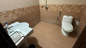 Bathroom - Shelton Boulevard Hotel (Lahore)