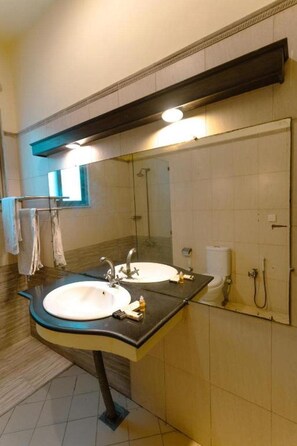 Bathroom - Renaissance Hotel Islamabad (Islamabad)