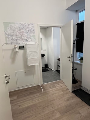 A hallway with a map on the wall, a door with a towel rack, and a window with a view. - Top 2 2 minutes from the Imperial Park, close to downtown, public transport. (Wien)