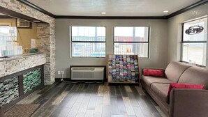Lobby - OYO Deluxe Inn (Mesquite)