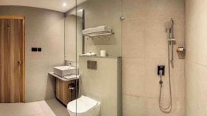 Ein modernes Badezimmer mit einer Duschkabine, einem Holzbadezimmer-Möbel und einer Toilette.