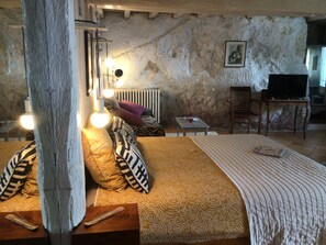 Room - Charming Cave Apartment on the River side (Saintes)