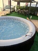 Un jacuzzi al aire libre con vista despejada al patio circundante.