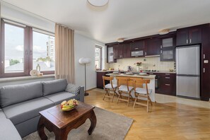 A modern apartment with a living area, kitchenette, and a dining space. - Lumina 3r Apart w/ AC, Parking, Balcony (Warszawa)