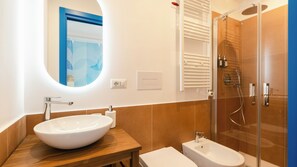 Comfort-Zimmer, 1 King-Bett, Balkon, Blick auf den Innenhof | Badezimmer
