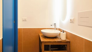 Comfort Room, 1 King Bed, Balcony, Courtyard View | Bathroom - Calima Guest House (Napoli)
