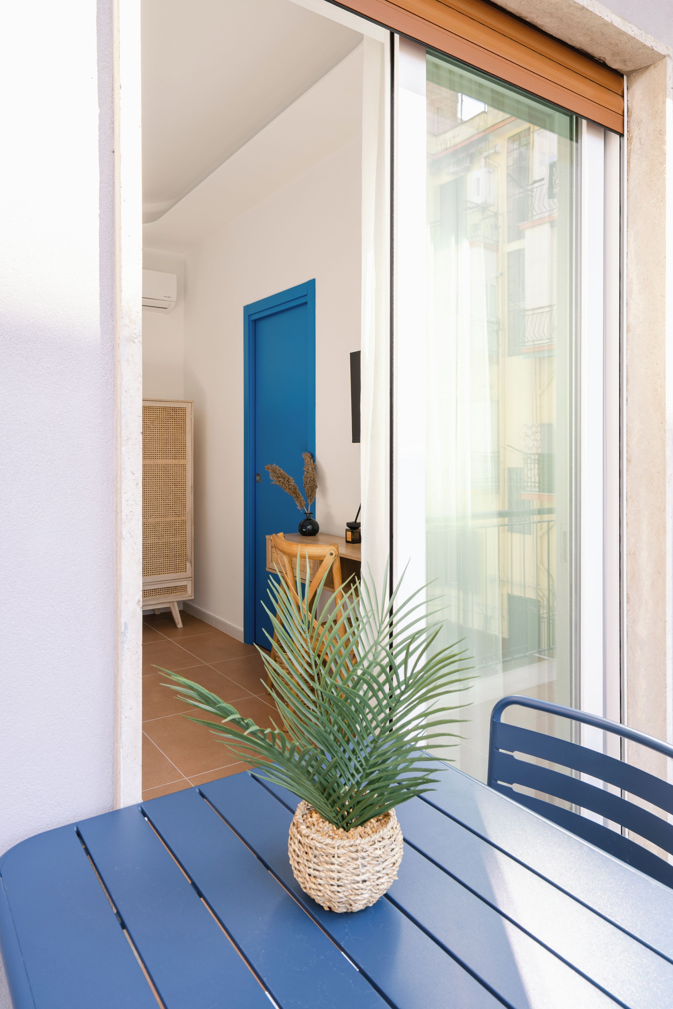 Kamar Comfort, 1 Tempat Tidur King, balkon, pemandangan halaman | Tempat makan