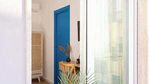 Kamar Comfort, 1 Tempat Tidur King, balkon, pemandangan halaman | Tempat makan