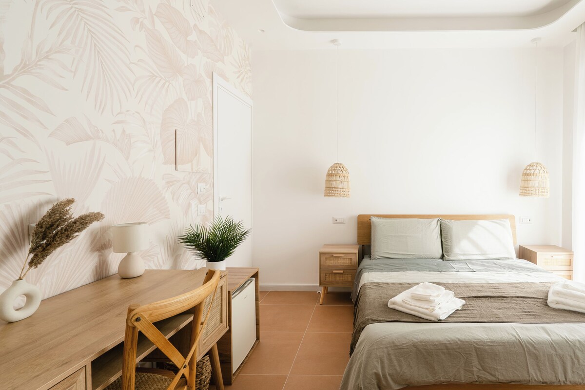 Comfort Room, 1 King Bed, Balcony, Courtyard View | Minibar, in-room safe, desk, laptop workspace
