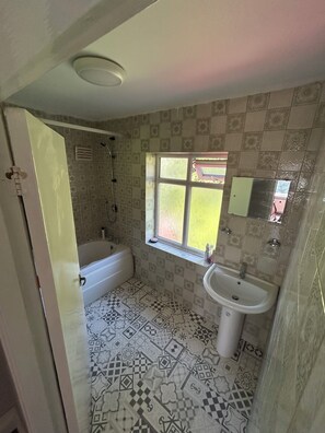 Bathroom - Your Perfect Grantham Stay – Spacious Detached 4-Bedroom Home (Grantham)