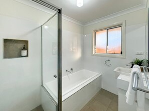 Bathroom - St Pauls Comfort Home (Wagga Wagga)
