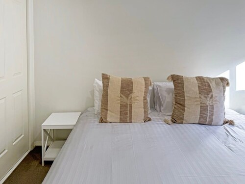 St Paul's - Sleeps 8