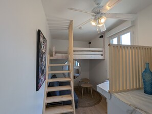 A compact room with a bunk bed, a small desk, a chair, and a ceiling fan. - Duplex studio with shared pool - 2 guests (Argenton-sur-Creuse)
