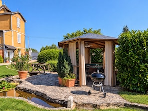 A gazebo with a grill, a small pond, and potted plants. - Studio with pool, shared garden - 2 guests (Argenton-sur-Creuse)