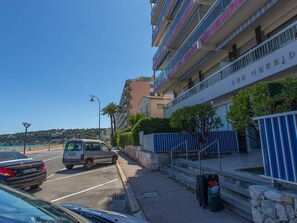 A multi-story hotel with balconies, a parking area, and a view of the sea. - Apartment with AC and parking facing the sea (Roquebrune-Cap-Martin)