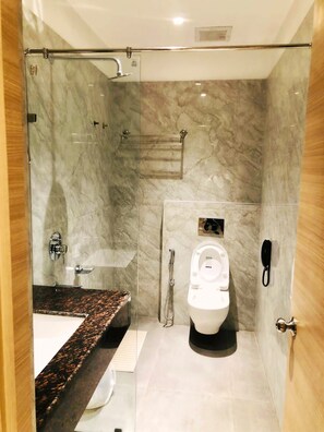 Presidential Room | Bathroom - BLISS Resort (Bahraich)