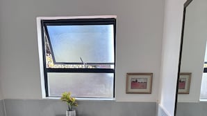 Unclassified image, 3 of 14, button - On Guest Av (Harare)