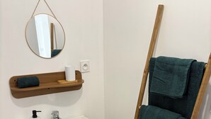 Shower, towels, toilet paper - Le nid douillet (Gellainville)