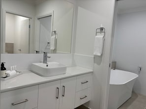 Bathroom - Kincaid Comfort Central 4 (Wagga Wagga)