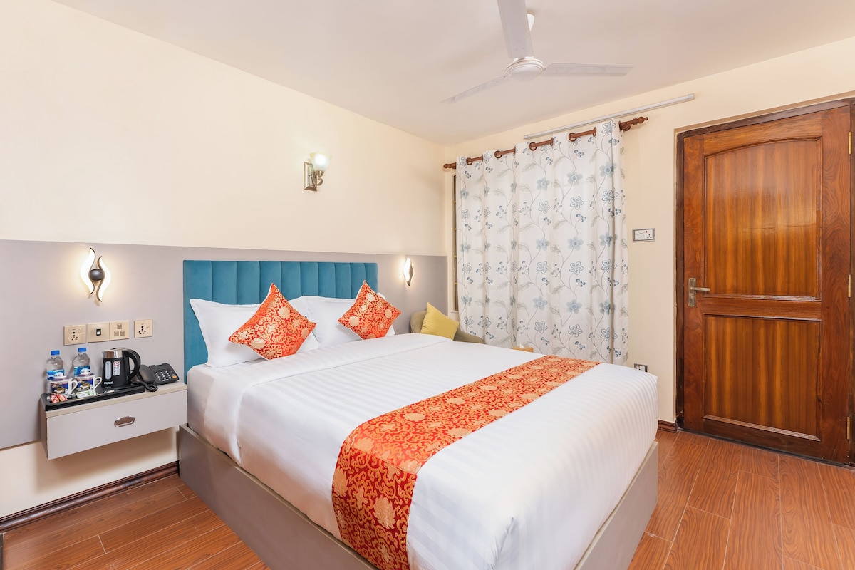 Una habitación de hotel con cama, mesita de noche y armario.