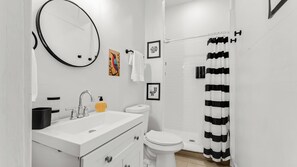 Bathroom - Tobin Hill Apt. Walk to The Pearl & St. Mary Strip (San Antonio)