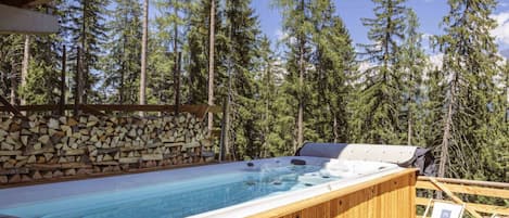 Chalet | Outdoor spa tub