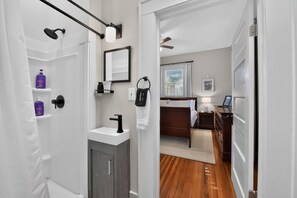 Ein modernes Badezimmer mit Dusche, Toilette und Waschbecken.