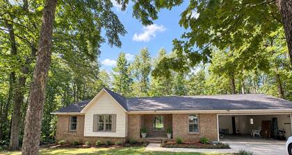 Crimson Cabin - Sleeps 12 • Pet Friendly