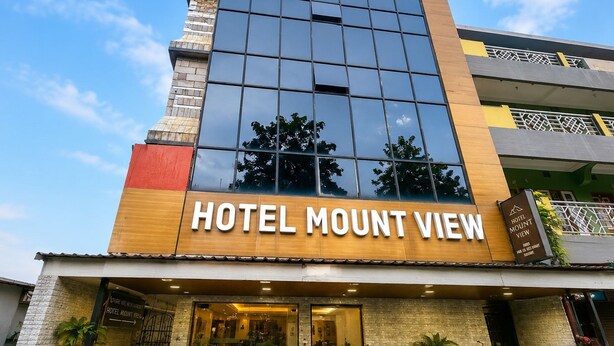 Un edificio de hotel con un letrero llamativo que dice 'HOTEL MOUNT VIEW'.